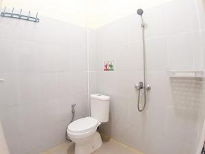 Bilik mandi di RedDoorz Syariah near Transmart Jambi 2 +21 gambar