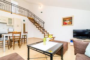 Televízia a/alebo spoločenská miestnosť v ubytovaní Cozy duplex apartment A2, in a stone built house, Sunset Beach near Dubrovnik