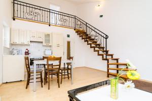 Kuchyňa alebo kuchynka v ubytovaní Cozy duplex apartment A2, in a stone built house, Sunset Beach near Dubrovnik