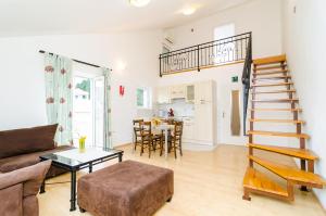 Kuchyňa alebo kuchynka v ubytovaní Cozy duplex apartment A2, in a stone built house, Sunset Beach near Dubrovnik