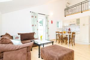 Posedenie v ubytovaní Cozy duplex apartment A2, in a stone built house, Sunset Beach near Dubrovnik
