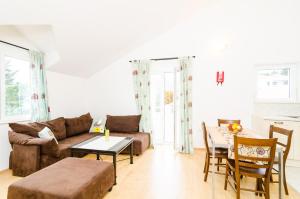 Posedenie v ubytovaní Cozy duplex apartment A2, in a stone built house, Sunset Beach near Dubrovnik