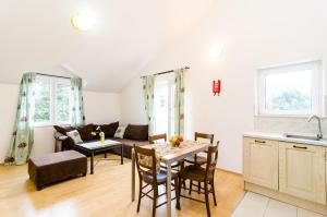 Kuchyňa alebo kuchynka v ubytovaní Cozy duplex apartment A2, in a stone built house, Sunset Beach near Dubrovnik