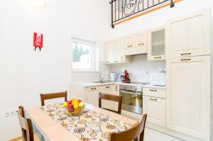 Kuchyňa alebo kuchynka v ubytovaní Cozy duplex apartment A2, in a stone built house, Sunset Beach near Dubrovnik