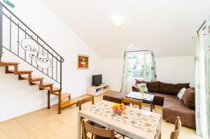 Posedenie v ubytovaní Cozy duplex apartment A2, in a stone built house, Sunset Beach near Dubrovnik