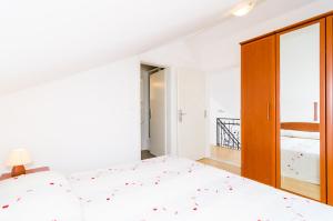 Posteľ alebo postele v izbe v ubytovaní Cozy duplex apartment A2, in a stone built house, Sunset Beach near Dubrovnik