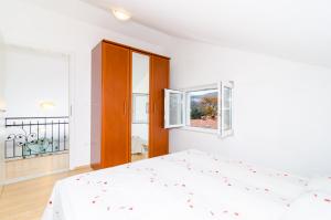 Posteľ alebo postele v izbe v ubytovaní Cozy duplex apartment A2, in a stone built house, Sunset Beach near Dubrovnik