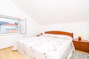 Posteľ alebo postele v izbe v ubytovaní Cozy duplex apartment A2, in a stone built house, Sunset Beach near Dubrovnik
