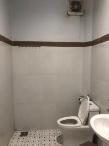 uma casa de banho com um WC e um lavatório em Mai Vuong Thuy Hotel em Thu Dau Mot