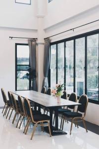- une salle à manger avec une table et des chaises dans l'établissement Lailaresidence, à Yala