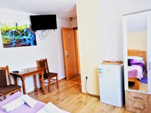 Zimmer mit einer kleinen Küche und einem Zimmer mit einem Tisch in der Unterkunft House Angie in Jezerce