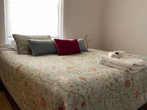 Una cama con manta y almohadas. en Lambert Estate Retreat en Angaston