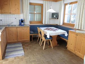 una cocina con mesa y mantel. en Villa Bernhard, en Siusi