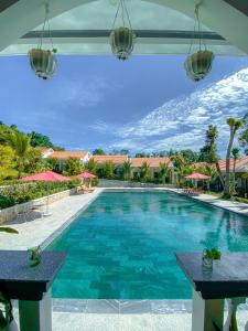 uma piscina com vista para um resort em Phu My Hung Bungalow em Phu Quoc