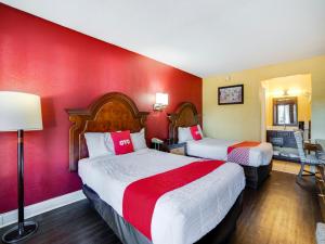 Säng eller sängar i ett rum på OYO Hotel Wade/Fayetteville I-95 South