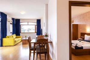 Postel nebo postele na pokoji v ubytování Complex Sunrise by HMG - All Inclusive + 37 fotografií