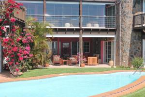 een zwembad voor een huis bij Villa Dara in Playa del Inglés