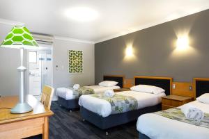 Tempat tidur dalam kamar di Country Motel Ipswich