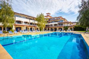 Bazén v ubytování Complex Sunrise by HMG - All Inclusive nebo v jeho okolí