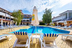 Bazén v ubytování Complex Sunrise by HMG - All Inclusive nebo v jeho okolí