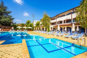 Bazén v ubytování Complex Sunrise by HMG - All Inclusive nebo v jeho okolí
