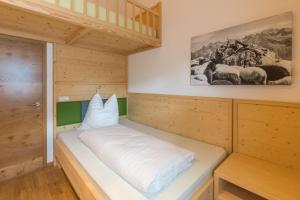 Habitación con cama en habitación de madera en Stadt Chalet, en Sonthofen