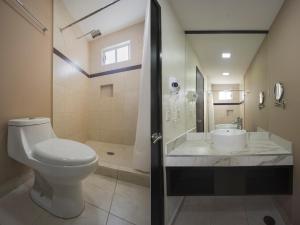 Koupelna v ubytování Smart Hotel Monterrey + 23 fotografií