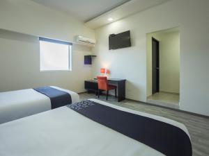 Postel nebo postele na pokoji v ubytování Smart Hotel Monterrey