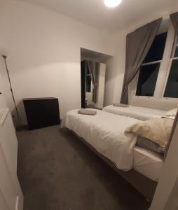 una camera con due letti e due finestre di Carvetii - Edward House A - 2 Dbl bed 1st floor flat a Dunfermline