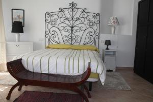 Schlafzimmer mit einem Bett mit einem Kopfteil aus Metall in der Unterkunft Villa Dara in Playa del Ingles + 9 Fotos