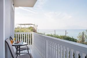 balkon ze stołem i widokiem na ocean w obiekcie Ammoudino Del Mare w mieście Ammoudi