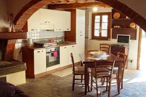 a kitchen and dining room with a table and chairs at Appartamento rustico con vista in Montelupo Fiorentino