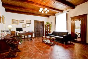 sala de estar con sofá y mesa en Ospitalità Don Carlo, en Tortorella