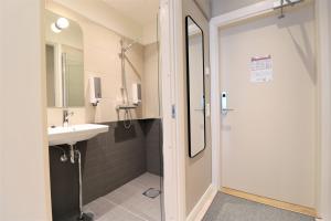 Vonios kambarys apgyvendinimo įstaigoje Forenom Aparthotel Vaasa