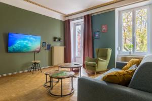 uma sala de estar com um sofá e uma mesa em Travel Homes - The Wooden, Spacieux & bon quartier em Mulhouse