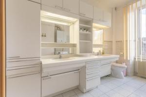 ein weißes Bad mit einem Waschbecken und einem WC in der Unterkunft Travel Homes - The Wooden, Spacieux & bon quartier in Mulhouse