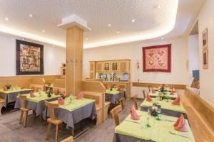 - un restaurant avec des tables et des chaises dans une salle dans l'établissement HOTEL RESTAURANT COLLIN, à Ferrette