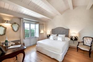 sypialnia z białym łóżkiem, biurkiem i krzesłem w obiekcie Zahir Country House Hotel w mieście Noto +37 zdjęć