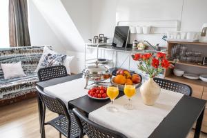 a dining room with a table with two glasses of orange juice at Apartament Na Wierchu in Murzasichle