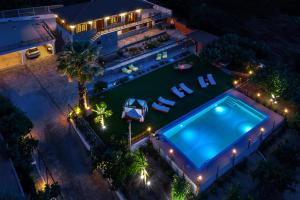 una vista aérea de una piscina por la noche en Villa Artemida Vravrona, en Vravrona