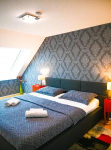 een slaapkamer met een bed met twee handdoeken erop bij Delightful Duplex Danube Canal in Wenen