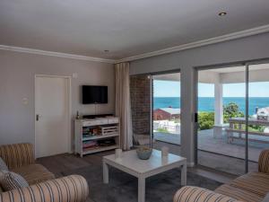 Una sala de estar con vista al mar. en Casey's Landing, en De Kelders