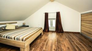 Un dormitorio con una cama y suelo de madera. en Villa Tara, en Zadar 33 fotos más