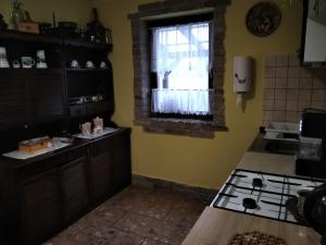 Kuchyň nebo kuchyňský kout v ubytování Mözsi Apartman Tolna