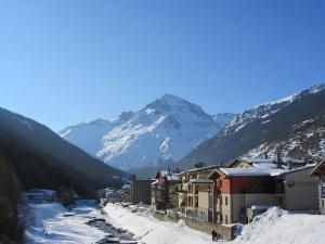 une ville dans la neige avec des montagnes en arrière-plan dans l'établissement La Turra, à Lanslebourg-Mont-Cenis