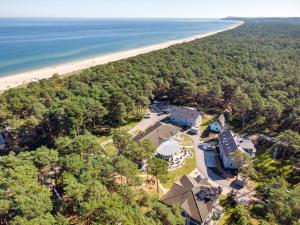 eine Luftaufnahme eines Hauses und des Strandes in der Unterkunft Upstalsboom Residenzen Trassenheide in Trassenheide