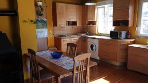 Kuchyň nebo kuchyňský kout v ubytování Apartments Roses