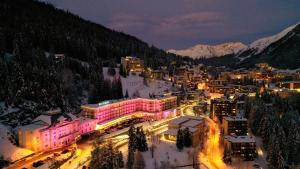 Una ciudad iluminada por la noche en la nieve en Steigenberger Icon Grandhotel Belvédère, en Davos