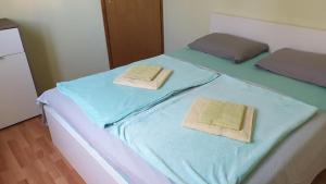 Postel nebo postele na pokoji v ubytování Apartments Roses