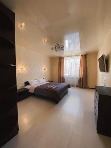 a bedroom with a bed and a large window at 2-к студія у Центрі біля Стадіону та Корпусного саду - Мережа HELEN in Poltava
